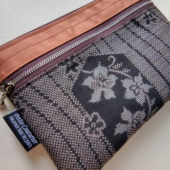 生地を楽しむ、大島紬のダブルファスナーのポーチ