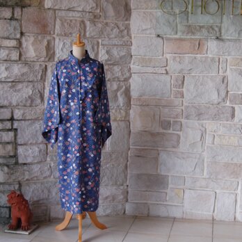 レトロクラシカル　地色は軽めのくすみブルー、梅の花　着物スリーブワンピース　着物リメイク　一点物