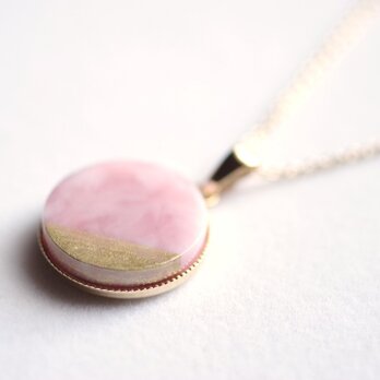 レジンアート　ラウンドペンダント〈花ついばむ鳥〉