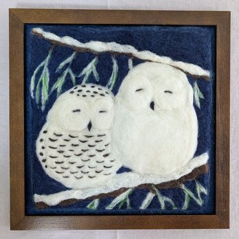 【展示】冬の森で寄り添うフクロウ2羽