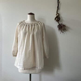 ふんわりベージュ色のトップス(143)