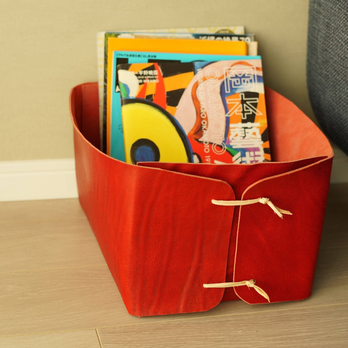 一枚革で作る本革レザーマガジンバスケット レッド｜A4雑誌収納可・革紐アクセント・インテリア収納