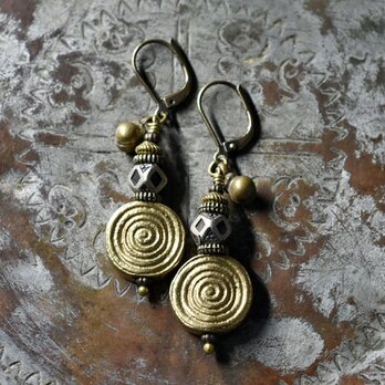 渦巻きアフリカンブラスとトゥアレグビーズ、民族鈴のピアス