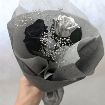 プリザーブドフラワー黒薔薇とシルバーローズの花束ギフト／黒薔薇の魔法発動中