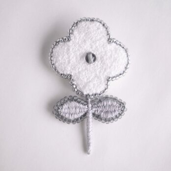もこもこお花の刺繍ブローチ　ブルーグレービーズ