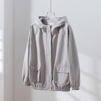 「理想の1枚」立体フードがおしゃれな、ポケットデザインのショートブルゾン　アウター　ライトグレー　251001-2