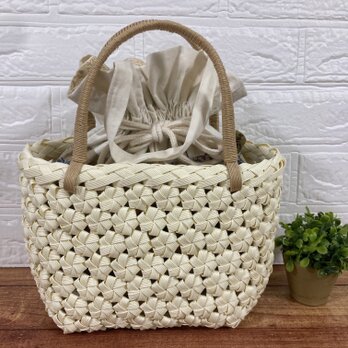【再販】花結び編みの大人可愛いミルキーホワイトのクラフトバンドバッグ