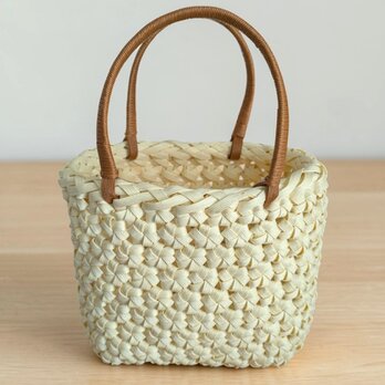 ミルキーホワイトの花結び編みクラフトバンドのかごバッグ 可愛い お食事会 ランチ　お出かけ