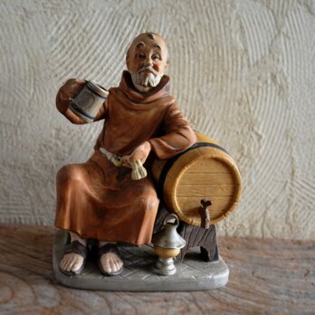 フィギュリン　ビール樽に寄りかかる老人　陶器製人形　