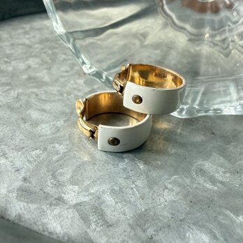 Y1195-ヴィンテージイヤリング U.S.A. 60's Gold Tone White Enamel Paint Hoop
