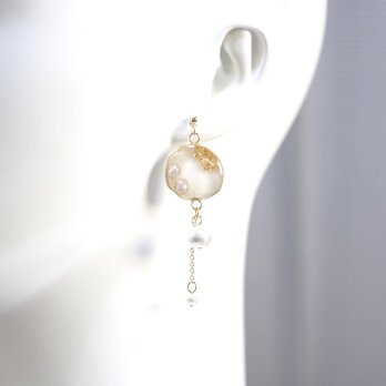 レジンアート　スライスアゲートとコットンパールのピアス〈幻燈〉