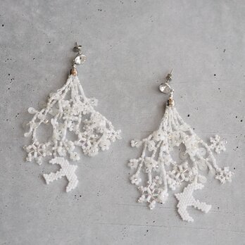 『雪の季節』ビーズのレース風フリンジのピアス/イヤリング　送料無料　箱入り無料ラッピング付【受注】