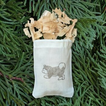 車内の天然芳香剤 青森ひば サシェ 4個 ドライブの疲れを癒やす 森林浴の香り〈柴犬〉