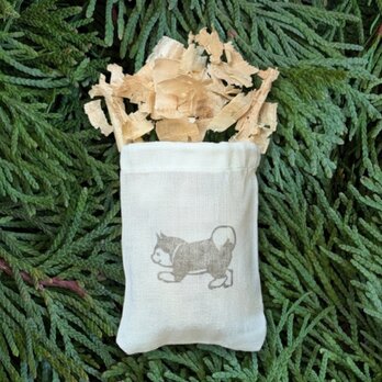 車内の天然芳香剤 青森ひば サシェ 4個 ドライブの疲れを癒やす 森林浴の香り〈柴犬〉