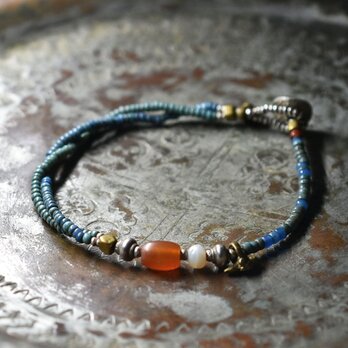 シャン族ヴィンテージカーネリアン、古代瑪瑙、oldチンシルバー＆オリッサブラスのアンティーク水浅葱色シードビーズの華奢なブレス