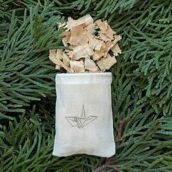 癒やしの贈り物 青森ひば サシェ 4個 清潔な香りで心身のリカバリーをサポート〈折り鶴〉折り紙