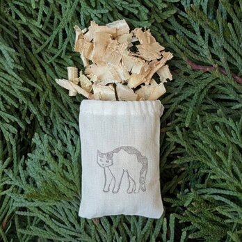 ペットに優しい天然アロマ 青森ひば サシェ 4個 消臭・ダニ除け・リラックスに〈猫〉やんのかステップ イカ耳