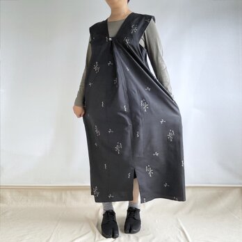 【1点もの】ジャンパースカート -絹 着物 黒に花と鳥の絣 & 絹 着物 ブルーグレー 菱紋（ヴィンテージ） JPD670