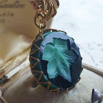 ヴィンテージ　大きなメイプルの葉／ Green･Black　Leafネックレス