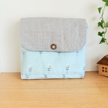 便利なポケットいっぱいふた付きポーチ（デコレクションズ・白い花）