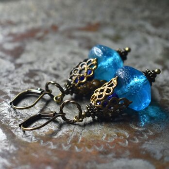 ブルー算盤型アンティークボヘミアビーズと繊細装飾ブラスキャップ、ラピスとブルービーズのピアス