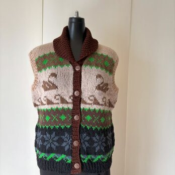 ベージュとブラウンのカウチン模様の編み込みベスト