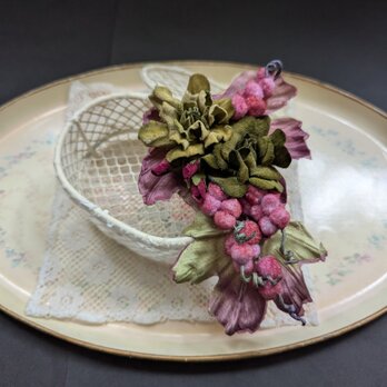 ブローチ　木いちごと緑色ミニばら　B172