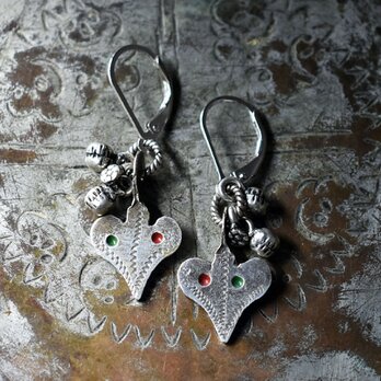 oldベルベル族ヴィンテージシルバーと小さな花付き鈴のピアス（ハート）