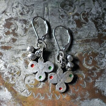 oldベルベル族ヴィンテージシルバーと小さな花付き鈴のピアス（クローバー）