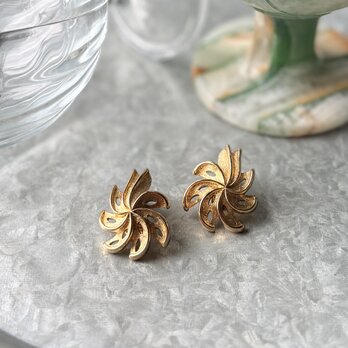 YM167-【 Monet 】モネ・ヴィンテージイヤリング Gold Tone Openwork Spiral Flower