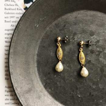 ヴィンテージクラスプ と バロック ガラス パール の チタン ピアス