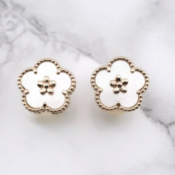 幸せのプラムフラワーピアス 15mm（マザーオブパール）【高品質！送料無料！当日発送！】