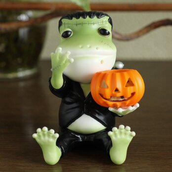 ハロウィンでお菓子を食べ尽くすために現れたモンスターカエル:フランケロンシュタイン