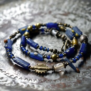 モザイク模様ローマングラスと多彩ブラス、アンティークブルービーズのネックレス