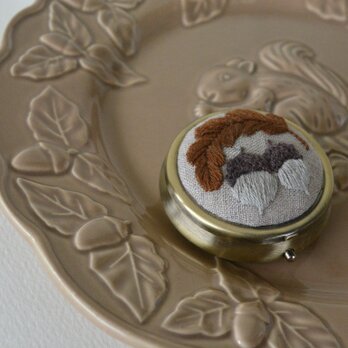 どんぐり　刺繍　ピルケース　ラウンド