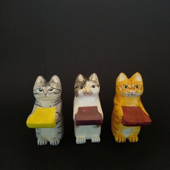 彩色木彫刻　置物ミニ立ちネコ　サバトラ・キジ白・チャトラ　リング置き　1点もの
