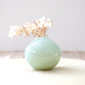 ふっくらと丸い 淡い水色の一輪挿し