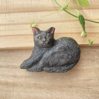 黒猫綴り（木彫りの猫のブローチ）