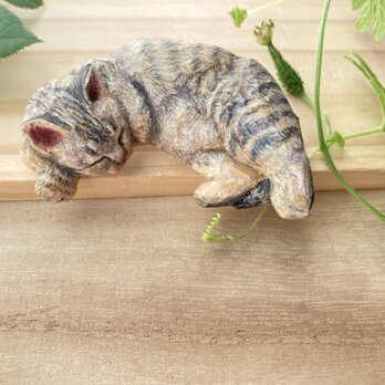 陽だまりの夢守り（木彫りの猫のブローチ）
