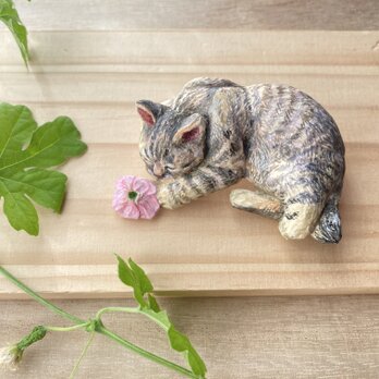 花と夢の間（木彫りの猫のブローチ）