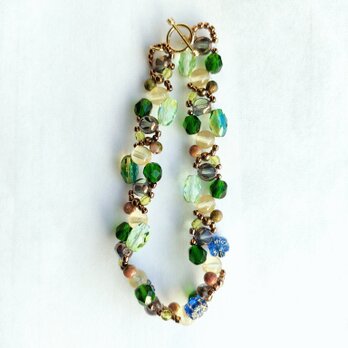 天然石ユナカイトを添えた、深緑と木漏れ陽のチェコビーズブレスレット
