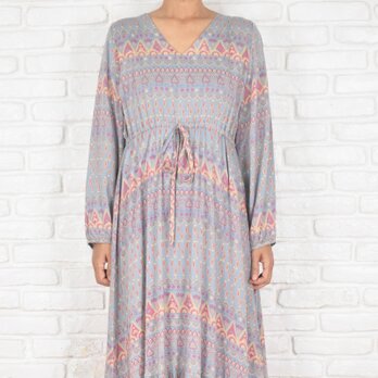 【大きいサイズ】ヴィンテージエスニック柄長袖Vネックワンピース　グレー