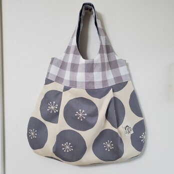 ギャザー切替えラウンド型トートバッグ(北欧フラワー×ブロックチェック柄)