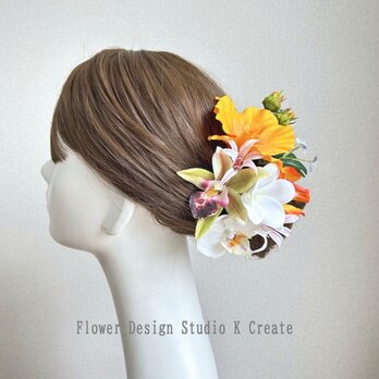 オレンジのハイビスカスと黄緑のシンビジュームのヘッドドレス　ウェディング　リゾ婚　リゾ婚　ハイビスカス　プルメリア　モンステラ