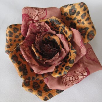レトロプリント×ヒョウ柄のバラコサージュ（ピンク系）