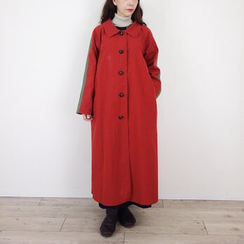レンガ色ハイカウントツイルとカーキスリーブ・ステンカラーコート／マキシ丈