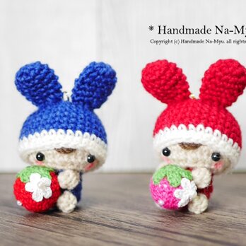 【受注制作】イチゴ抱っこの白縁うさ耳帽子のベビーちゃん／約5cm