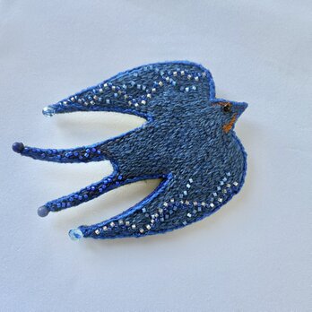 ひゅーんと飛び回るきらめくツバメさん刺繍ブローチ　