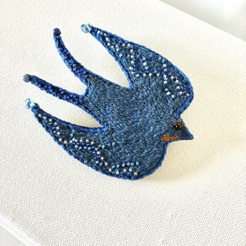 ひゅーんと飛び回るきらめくツバメさん刺繍ブローチ　