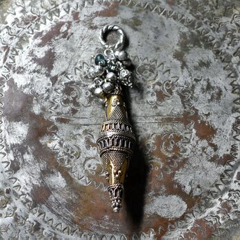 トルクメニスタン細工ビーズとたわわなインドシルバー鈴、インドピューター、インディゴブルービーズのペンダントトップ